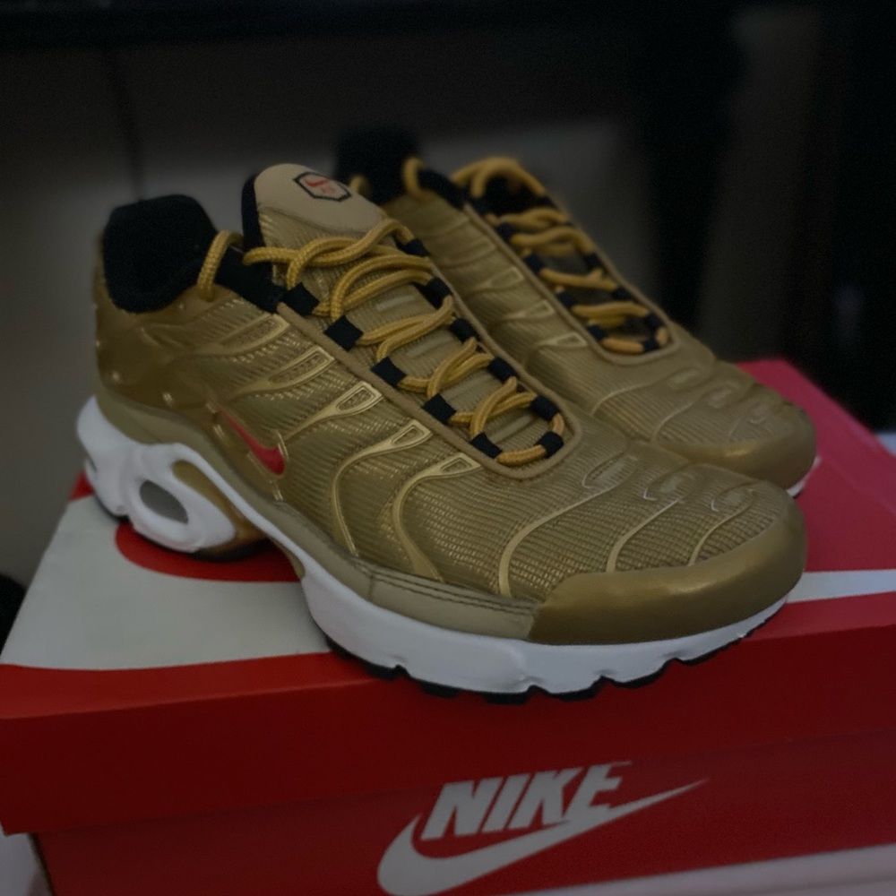 Womens nike sneakers size 7 youth